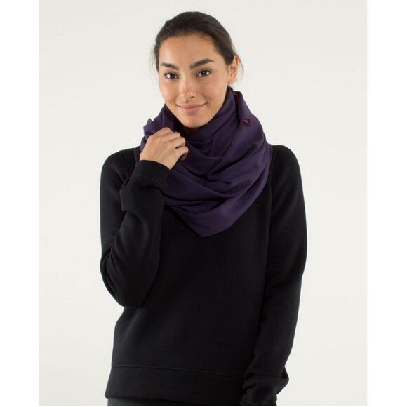 Lululemon Vinyasa Scarf Rulu in Hyper Stripe Plum / Plum Athleisure - Picture 2 of 14